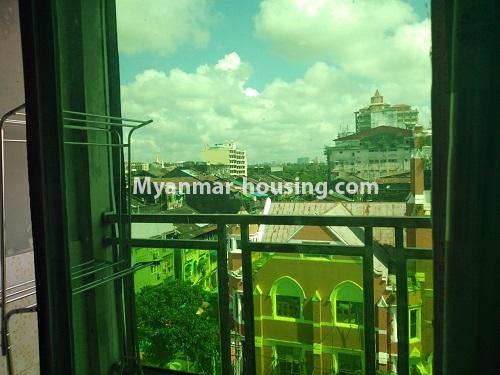 မြန်မာအိမ်ခြံမြေ - ငှားရန် property - No.4550 - ရန်ကုန်မြို့လည်တွင် ပရိဘောဂပါပြီး ကျော်စီးတီးကွန်ဒိုခန်း ငှားရန်ရှိသည်။balcony view