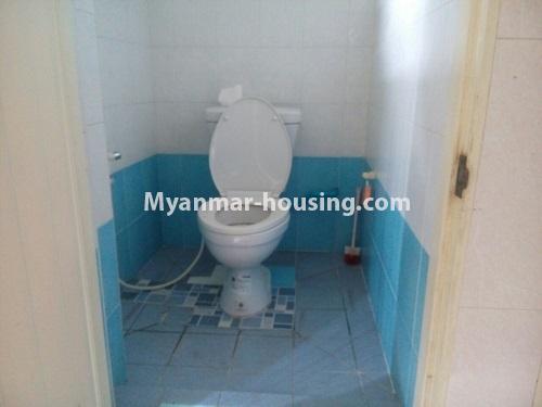 မြန်မာအိမ်ခြံမြေ - ငှားရန် property - No.4551 - မြေနီကုန်း Sprit ဆိုင်အနီးတွင် လူနေရုံးခန်းဖွင့်ရန် တိုက်ခန်းကျယ် ငှားရန်ရှိသည်။ toilet view