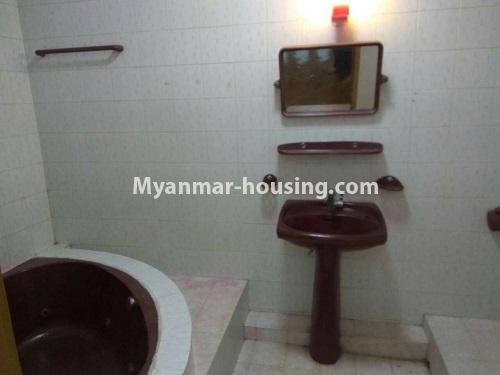 မြန်မာအိမ်ခြံမြေ - ငှားရန် property - No.4556 - လူနေရုံးခန်းဖွင့်ရန်ကောင်းသည့် အိပ်ခန်းခြောက်ခန်းပါသော လုံးချင်းတစ်လုံး မရမ်းကုန်းမစိုးရိမ် လမ်းသွယ်တွင် ငှားရန်ရှိသည်။bathroom 1 view
