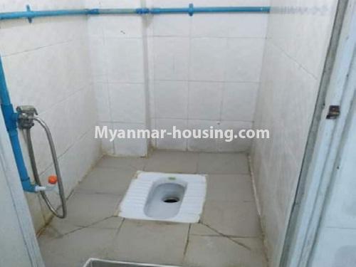 ミャンマー不動産 - 賃貸物件 - No.4560 - First floor apartment room for rent in Ye Kyaw, Pazundaung! - toilet 