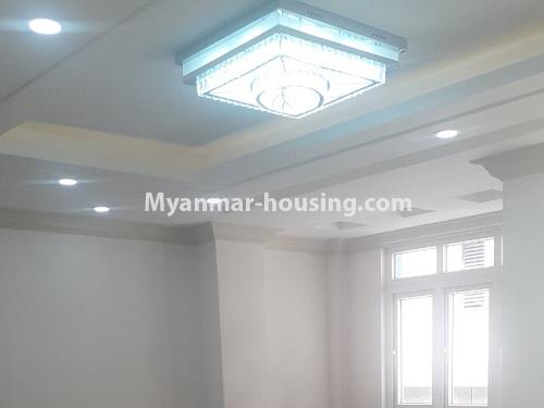 မြန်မာအိမ်ခြံမြေ - ငှားရန် property - No.4561 - ပန်းပဲတန်း Junction City အနီးတွင် ပရိဘောဂပါသော ကွန်ဒိုအသေးစားခန်း ငှားရန်ရှိသည်။living room ceiling and window view