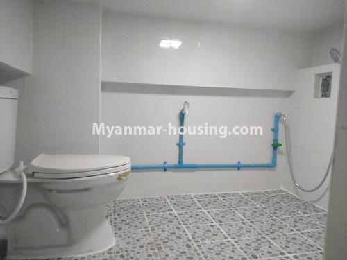 မြန်မာအိမ်ခြံမြေ - ငှားရန် property - No.4563 - ရန်ကုန်မြို့လည်တွင် ပြင်ဆင်ပြီးကွန်ဒိုခန်း ငှားရန်ရှိသည်။bathroom 1 view
