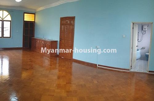မြန်မာအိမ်ခြံမြေ - ငှားရန် property - No.4565 - ေ၀ဇယန္တာလမ်းမကြီးအနီးတွင် ရေကူးကန်ပါသည့် လုံးချင်းအိမ်တစ်လုံး ငှားရန်ရှိသည်။ - downstairs livnig room and stair view