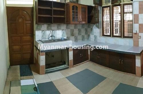 မြန်မာအိမ်ခြံမြေ - ငှားရန် property - No.4565 - ေ၀ဇယန္တာလမ်းမကြီးအနီးတွင် ရေကူးကန်ပါသည့် လုံးချင်းအိမ်တစ်လုံး ငှားရန်ရှိသည်။kitchen view