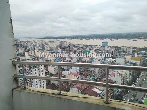 မြန်မာအိမ်ခြံမြေ - ငှားရန် property - No.4569 - လမ်းမတော်တွင် အိပ်ခန်းလေးခန်းပါပြီး လှိုင်မြစ်ဗျူးကိုမြင်ရသောအပေါ်ဆုံးလွှာနှစ်ထပ် ငှားရန်ရှိသည်။  - river view from balcony
