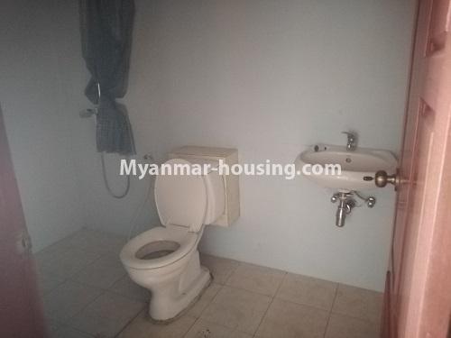 မြန်မာအိမ်ခြံမြေ - ငှားရန် property - No.4569 - လမ်းမတော်တွင် အိပ်ခန်းလေးခန်းပါပြီး လှိုင်မြစ်ဗျူးကိုမြင်ရသောအပေါ်ဆုံးလွှာနှစ်ထပ် ငှားရန်ရှိသည်။ bathroom view