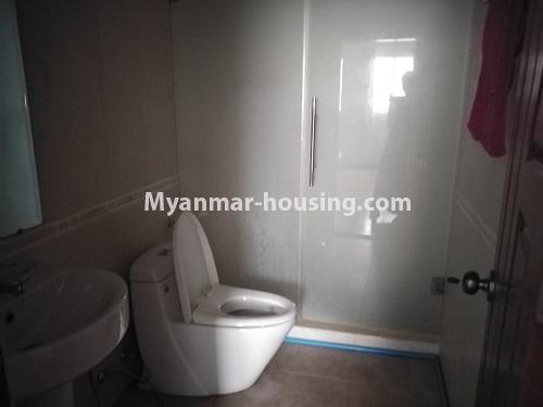 မြန်မာအိမ်ခြံမြေ - ငှားရန် property - No.4569 - လမ်းမတော်တွင် အိပ်ခန်းလေးခန်းပါပြီး လှိုင်မြစ်ဗျူးကိုမြင်ရသောအပေါ်ဆုံးလွှာနှစ်ထပ် ငှားရန်ရှိသည်။  - another bathroom view