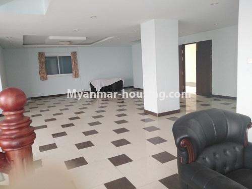 မြန်မာအိမ်ခြံမြေ - ငှားရန် property - No.4569 - လမ်းမတော်တွင် အိပ်ခန်းလေးခန်းပါပြီး လှိုင်မြစ်ဗျူးကိုမြင်ရသောအပေါ်ဆုံးလွှာနှစ်ထပ် ငှားရန်ရှိသည်။  - large living room space view
