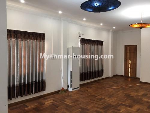 မြန်မာအိမ်ခြံမြေ - ငှားရန် property - No.4573 - မြောက်ဒဂုံ စစ်တောင်းလမ်းမပေါ်တွင် လုံးချင်း သုံးထပ်ခွဲ ငှားရန်ရှိသည်။ - living room view 