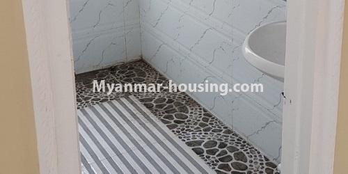 မြန်မာအိမ်ခြံမြေ - ငှားရန် property - No.4580 - ရွေှပြည်သာတွင် လုံးချင်းအိမ်သန့်သန့်လေး ငှားရန်ရှိသည်။ - downstairs tiled flooring view