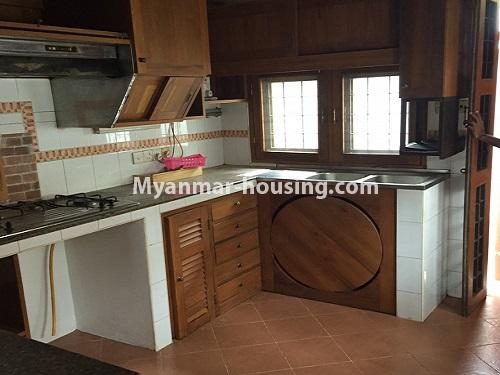 မြန်မာအိမ်ခြံမြေ - ငှားရန် property - No.4581 - ဗဟန်း ကန်တော်ကြီးအနီးတွင် အိပ်ခန်းလေးခန်းပါသော နှစ်ထပ်ခွဲလုံးချင်း ငှားရန်ရှိသည်။kitchen view