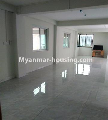 မြန်မာအိမ်ခြံမြေ - ငှားရန် property - No.4585 - လှိုင်တွင် အိပ်ခန်းနှစ်ခန်းပါသော တိုက်ခန်းငှားရန်ရှိသည်။ - living room view