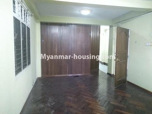 မြန်မာအိမ်ခြံမြေ - ငှားရန် property - No.4590 - ဗဟန်းမြို့နယ် တက္ကသိုလ်ရိပ်သာလမ်းသစ်ထဲတွင် တိုက်ခန်းငှားရန်ရှိသသည်။living room area