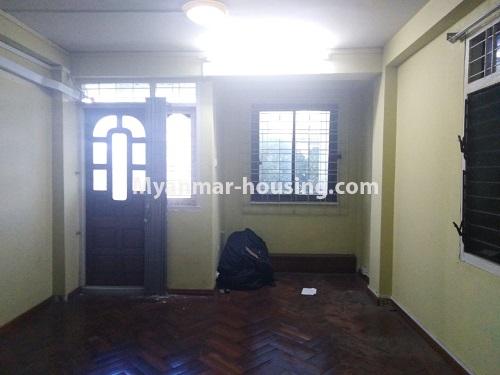 မြန်မာအိမ်ခြံမြေ - ငှားရန် property - No.4590 - ဗဟန်းမြို့နယ် တက္ကသိုလ်ရိပ်သာလမ်းသစ်ထဲတွင် တိုက်ခန်းငှားရန်ရှိသသည်။main entrance door and living room view