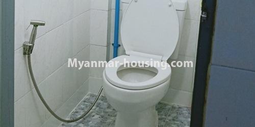 မြန်မာအိမ်ခြံမြေ - ငှားရန် property - No.4592 - တာမွေ၊ ကျိုက္ကစံလမ်းမနားတွင် ပထမထပ်တိုက်ခန်း ငှားရန်ရှိသည်။toilet view