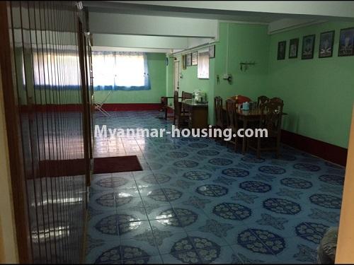 မြန်မာအိမ်ခြံမြေ - ငှားရန် property - No.4597 - လမ်းမတော်တွင် အိပ်ခန်းနှစ်ခန်းပါ လေးလွှာတိုက်ခန်း ငှားရန်ရှိသည်။living room view