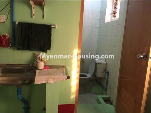 ミャンマー不動産 - 賃貸物件 - No.4597 - Two bedroom fourth floor apartment room for rent in Lanmadaw! - toilet view