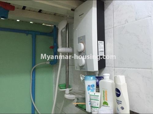 ミャンマー不動産 - 賃貸物件 - No.4597 - Two bedroom fourth floor apartment room for rent in Lanmadaw! - bathroom view