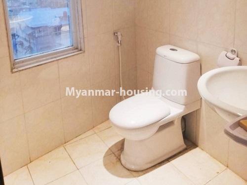 မြန်မာအိမ်ခြံမြေ - ငှားရန် property - No.4601 - ကမာရွတ်တွင် ပြင်ဆင်ပြီး ပရိဘောဂပါသော မီနီကွန်ဒိုခန်း ငှားရန်ရှိသည်။ - bathroom view