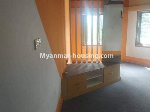 ミャンマー不動産 - 賃貸物件 - No.4604 - Inya View condominium room for rent in Kamaryut! - living room view 