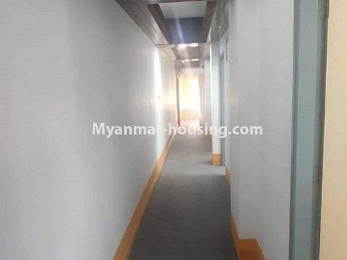 ミャンマー不動産 - 賃貸物件 - No.4604 - Inya View condominium room for rent in Kamaryut! - corridor view