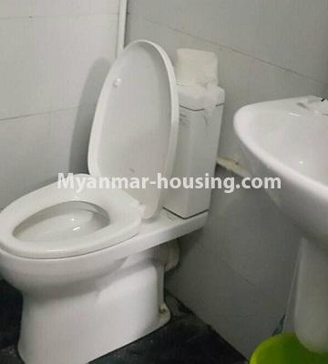မြန်မာအိမ်ခြံမြေ - ငှားရန် property - No.4606 - ရန်ကင်း ဝါဝါ၀င်း အိမ်ရာတွင် ပရိဘောဂပါသောတိုက်ခန်း ငှားရန်ရှိသည်။ - toilet view