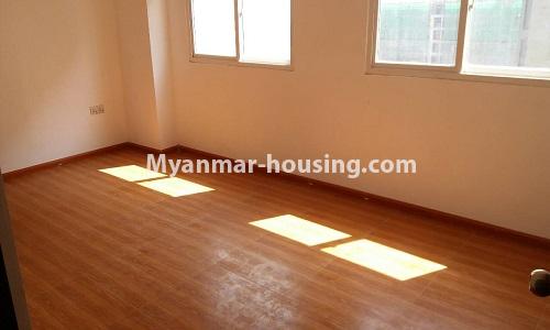 မြန်မာအိမ်ခြံမြေ - ငှားရန် property - No.4608 - ဒဂုံဆိပ်ကမ်း ဧရာချမ်းသာ ကွန်ဒိုတွင် အခန်ငှားရန် ရှိသည်။living room view