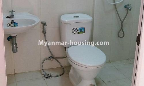 မြန်မာအိမ်ခြံမြေ - ငှားရန် property - No.4608 - ဒဂုံဆိပ်ကမ်း ဧရာချမ်းသာ ကွန်ဒိုတွင် အခန်ငှားရန် ရှိသည်။bathroom view