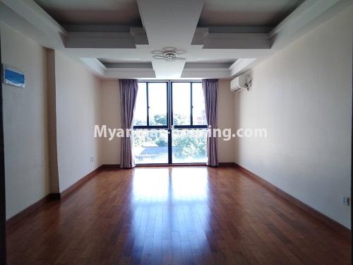 မြန်မာအိမ်ခြံမြေ - ငှားရန် property - No.4612 - အလုံတွင် ပရိဘောဂပါသော သဇင်ကွန်ဒိုခန်းငှားရန်ရှိသည်။living room view