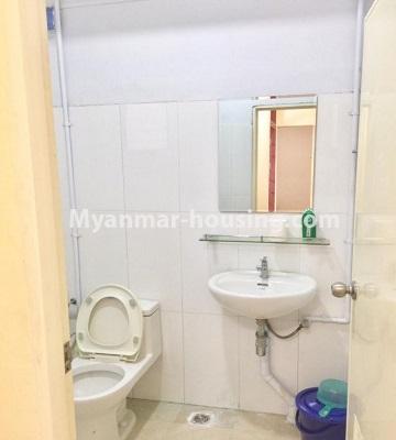 မြန်မာအိမ်ခြံမြေ - ငှားရန် property - No.4618 - ဒဂုံဆိတ်ကမ်းတွင် အိပ်ခန်းနှစ်ခန်းနှင့် ရတနာနှင့်ဆီ ကွန်ဒိုခန်း ငှားရန်ရှိသည်။bathroom view