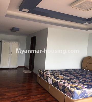 မြန်မာအိမ်ခြံမြေ - ငှားရန် property - No.4624 - ရန်ကင်း စပေ့(စ်)ကွန်ဒိုတွင် အိပ်ခန်းသုံးခန်းနှင့် ပရိဘောဂပါသော အခန်းငှားရန် ရှိသည်။ - anothr view of living room