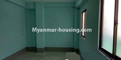 မြန်မာအိမ်ခြံမြေ - ငှားရန် property - No.4637 - လှိုင်တွင် အိပ်ခန်းသုံးခန်းပါသော တိုက်ခန်းငှားရန်ရှိသည်။single bedroom view 