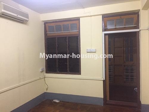 缅甸房地产 - 出租物件 - No.4667 - Two BH apartment for rent near Yankin Center! - main door and living room area