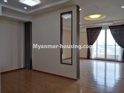 မြန်မာအိမ်ခြံမြေ - ငှားရန် property - No.4674 - စမ်းချောင်း ကမေ်ဘာဇတာဝါတွင် ပရိဘောဂ အပြည့်အစုံနှင့် ကွန်ဒိုခန်းအသစ် ငှားရန်ရှိသည်။living room view