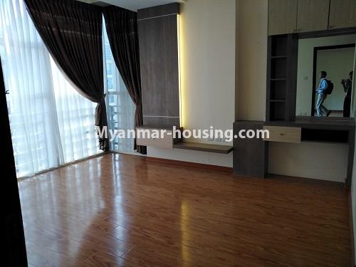 မြန်မာအိမ်ခြံမြေ - ငှားရန် property - No.4674 - စမ်းချောင်း ကမေ်ဘာဇတာဝါတွင် ပရိဘောဂ အပြည့်အစုံနှင့် ကွန်ဒိုခန်းအသစ် ငှားရန်ရှိသည်။anothr view of living room