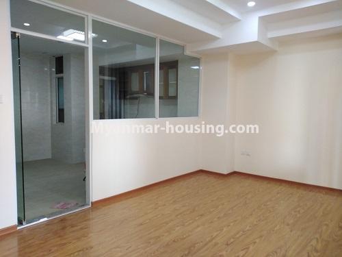 မြန်မာအိမ်ခြံမြေ - ငှားရန် property - No.4674 - စမ်းချောင်း ကမေ်ဘာဇတာဝါတွင် ပရိဘောဂ အပြည့်အစုံနှင့် ကွန်ဒိုခန်းအသစ် ငှားရန်ရှိသည်။dining area and kitchen view