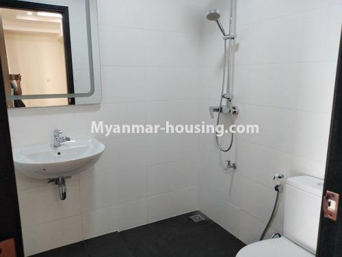 မြန်မာအိမ်ခြံမြေ - ငှားရန် property - No.4674 - စမ်းချောင်း ကမေ်ဘာဇတာဝါတွင် ပရိဘောဂ အပြည့်အစုံနှင့် ကွန်ဒိုခန်းအသစ် ငှားရန်ရှိသည်။bathroom view