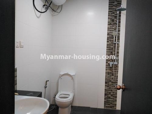 မြန်မာအိမ်ခြံမြေ - ငှားရန် property - No.4674 - စမ်းချောင်း ကမေ်ဘာဇတာဝါတွင် ပရိဘောဂ အပြည့်အစုံနှင့် ကွန်ဒိုခန်းအသစ် ငှားရန်ရှိသည်။another bathroom view