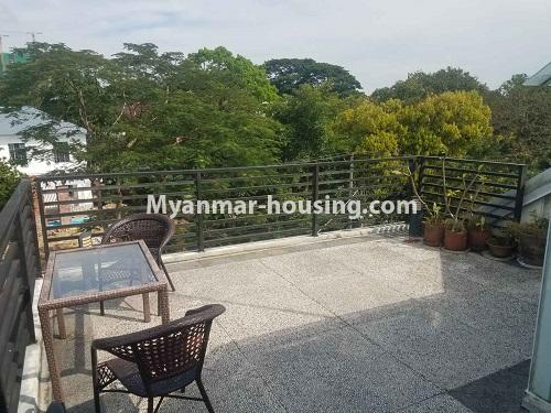 မြန်မာအိမ်ခြံမြေ - ငှားရန် property - No.4676 - ဗဟန်း ရွေှတောင်ကြားတွင် ပရိဘောဂအပြည့်အစုံဖြင့် အိပ်ခန်းနှစ်ခန်းပါသသော ပေါ်ဆုံးလွှာငှားရန်ရှိသည်။terrace view