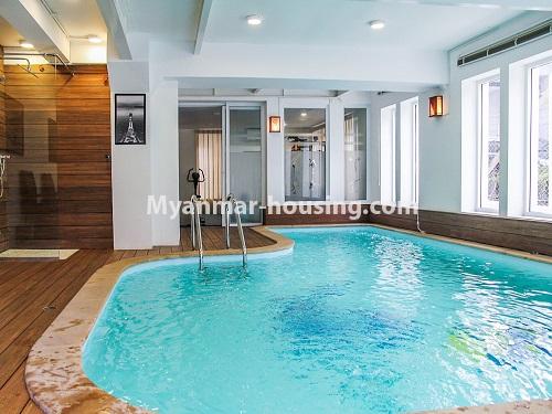 မြန်မာအိမ်ခြံမြေ - ငှားရန် property - No.4676 - ဗဟန်း ရွေှတောင်ကြားတွင် ပရိဘောဂအပြည့်အစုံဖြင့် အိပ်ခန်းနှစ်ခန်းပါသသော ပေါ်ဆုံးလွှာငှားရန်ရှိသည်။swimming pool view