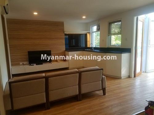 မြန်မာအိမ်ခြံမြေ - ငှားရန် property - No.4676 - ဗဟန်း ရွေှတောင်ကြားတွင် ပရိဘောဂအပြည့်အစုံဖြင့် အိပ်ခန်းနှစ်ခန်းပါသသော ပေါ်ဆုံးလွှာငှားရန်ရှိသည်။living room and kitchen view