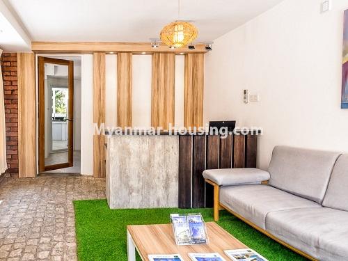 မြန်မာအိမ်ခြံမြေ - ငှားရန် property - No.4676 - ဗဟန်း ရွေှတောင်ကြားတွင် ပရိဘောဂအပြည့်အစုံဖြင့် အိပ်ခန်းနှစ်ခန်းပါသသော ပေါ်ဆုံးလွှာငှားရန်ရှိသည်။another sitting room view