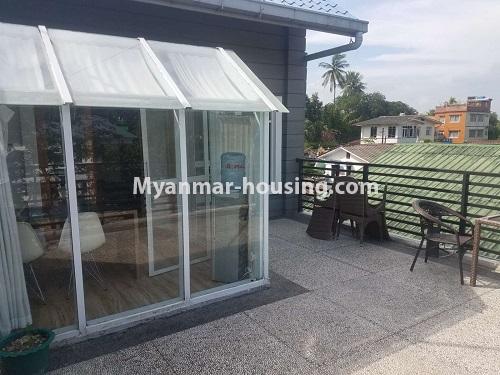 မြန်မာအိမ်ခြံမြေ - ငှားရန် property - No.4676 - ဗဟန်း ရွေှတောင်ကြားတွင် ပရိဘောဂအပြည့်အစုံဖြင့် အိပ်ခန်းနှစ်ခန်းပါသသော ပေါ်ဆုံးလွှာငှားရန်ရှိသည်။another view of terrace