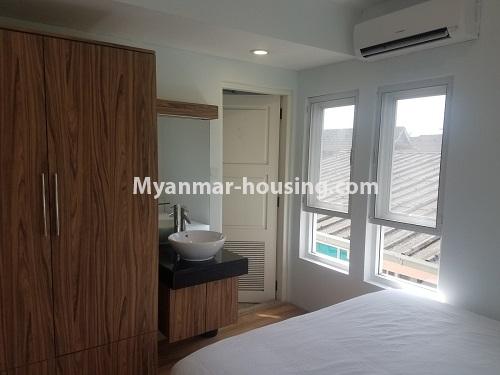 မြန်မာအိမ်ခြံမြေ - ငှားရန် property - No.4676 - ဗဟန်း ရွေှတောင်ကြားတွင် ပရိဘောဂအပြည့်အစုံဖြင့် အိပ်ခန်းနှစ်ခန်းပါသသော ပေါ်ဆုံးလွှာငှားရန်ရှိသည်။master bedroom view