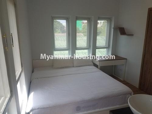 မြန်မာအိမ်ခြံမြေ - ငှားရန် property - No.4676 - ဗဟန်း ရွေှတောင်ကြားတွင် ပရိဘောဂအပြည့်အစုံဖြင့် အိပ်ခန်းနှစ်ခန်းပါသသော ပေါ်ဆုံးလွှာငှားရန်ရှိသည်။single bedroom view