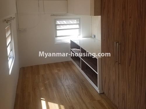 မြန်မာအိမ်ခြံမြေ - ငှားရန် property - No.4676 - ဗဟန်း ရွေှတောင်ကြားတွင် ပရိဘောဂအပြည့်အစုံဖြင့် အိပ်ခန်းနှစ်ခန်းပါသသော ပေါ်ဆုံးလွှာငှားရန်ရှိသည်။changing room view