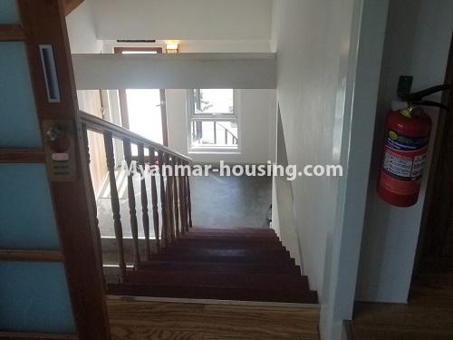 မြန်မာအိမ်ခြံမြေ - ငှားရန် property - No.4676 - ဗဟန်း ရွေှတောင်ကြားတွင် ပရိဘောဂအပြည့်အစုံဖြင့် အိပ်ခန်းနှစ်ခန်းပါသသော ပေါ်ဆုံးလွှာငှားရန်ရှိသည်။stair view