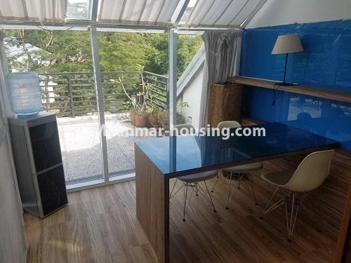 မြန်မာအိမ်ခြံမြေ - ငှားရန် property - No.4676 - ဗဟန်း ရွေှတောင်ကြားတွင် ပရိဘောဂအပြည့်အစုံဖြင့် အိပ်ခန်းနှစ်ခန်းပါသသော ပေါ်ဆုံးလွှာငှားရန်ရှိသည်။dining area view