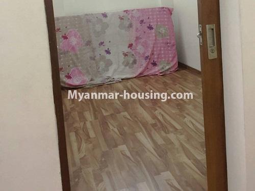 မြန်မာအိမ်ခြံမြေ - ငှားရန် property - No.4683 - မြို့ထဲတွင် ပြင်ဆင်ပြီး အိပ်ခန်းသုံးခန်းပါသော ကွန်ဒိုခန်း ငှားရန်ရှိသည်။ - single bedroom view