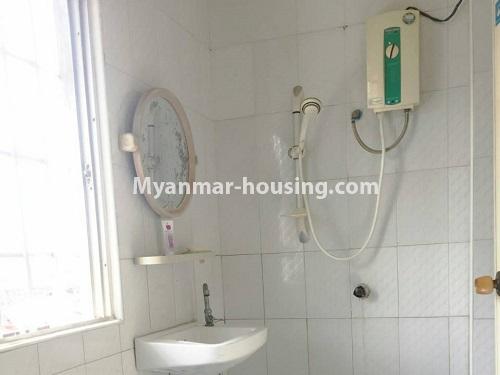မြန်မာအိမ်ခြံမြေ - ငှားရန် property - No.4683 - မြို့ထဲတွင် ပြင်ဆင်ပြီး အိပ်ခန်းသုံးခန်းပါသော ကွန်ဒိုခန်း ငှားရန်ရှိသည်။bathroom view